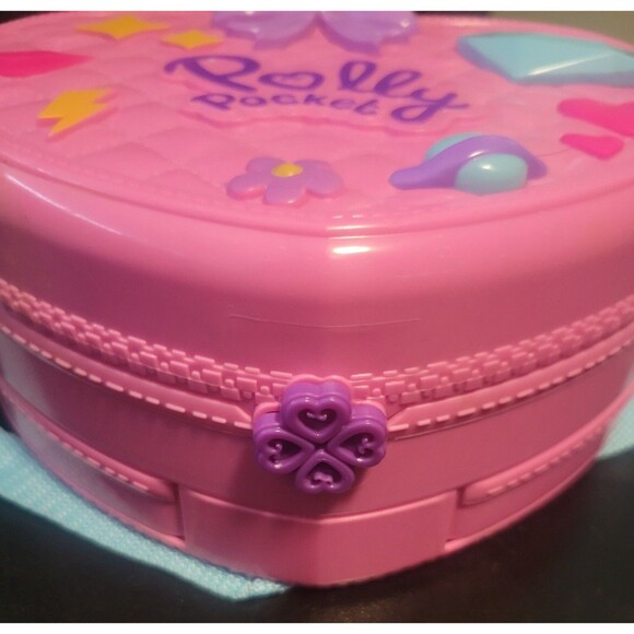 2019 Polly Pocket 2-in-1 Theme Park Crossbody Playset with 4 Dolls/Cars - Picture 15 of 16